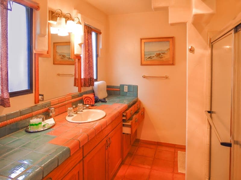 Sylvia & Ramon ensuite bathroom