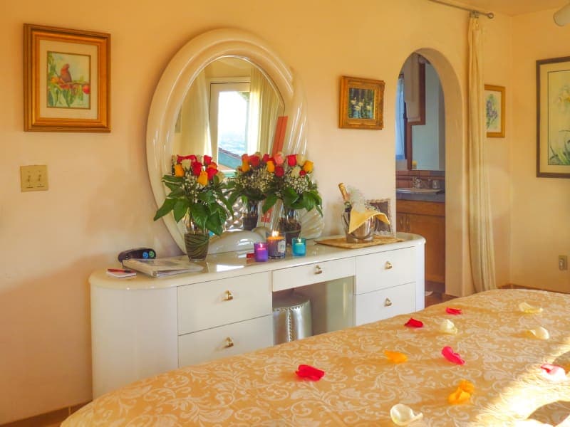 Fred & Ginger Room interior with seasonal flowers package
